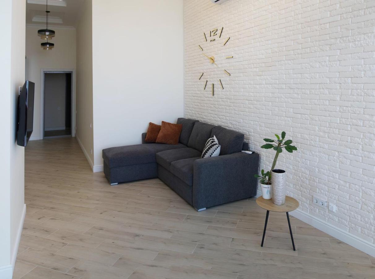 Apart Hotel Greenwood Near Sea Одеса Екстериор снимка